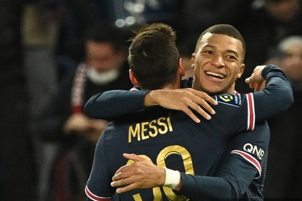 Lionel Messi dan Kylian Mbappe merayakan gol kedua PSG ke gawang Monaco di Ligue 1 Perancis. Mbappe mencetak gol dengan assist dari Lionel Messi pada menit ke-46 laga PSG vs Monaco di Stadion Parc des Princes, 12 Desember 2021.
