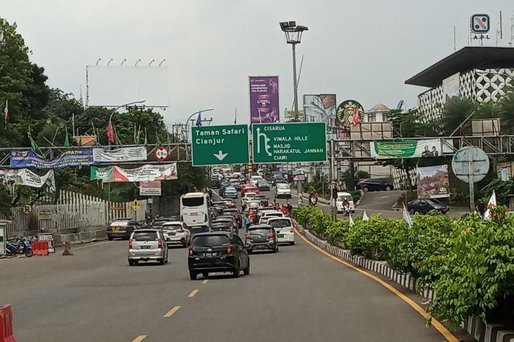 Sejumlah kendaraan roda empat dan roda dua masih tampak mendominasi di hari pertama libur panjang di Kawasan Puncak Bogor, Jawa Barat, Rabu (28/10/2020).