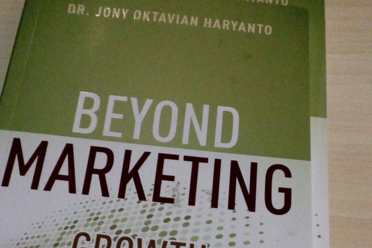 Buku Beyond Marketing Growth & Sustainability karya Dr. Jony Oktavian Haryanto. Konsep pemasaran Product, Price, Place, and Promoting (4P) dan Network, Interaction, Common Interest, dan Experience (NICE) bisa diterapkan bersama-sama untuk mendukung jalannya proses marketing (hal 123)