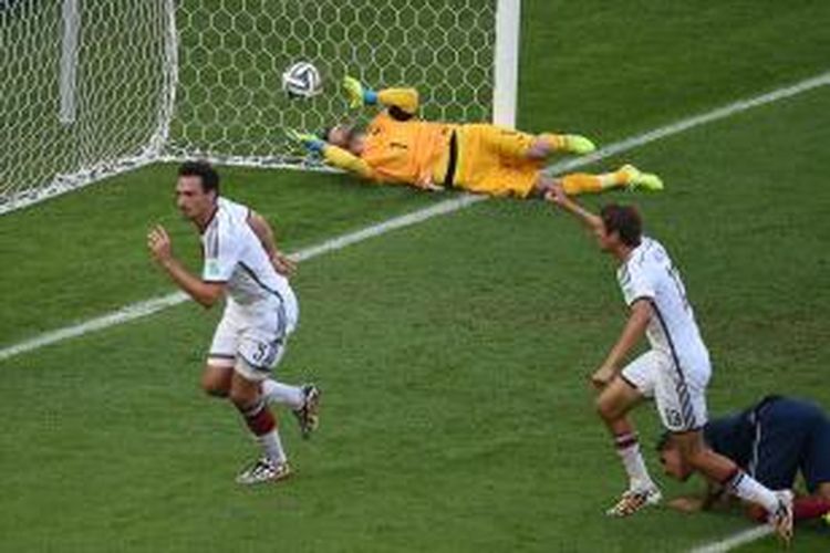 Bek tim nasional Jerman, Mats Hummels, mencetak gol ke gawang Perancis pada pertandingan perempat final Piala Dunia 2014 di Stadion Maracana, Jumat (4/7/2014).