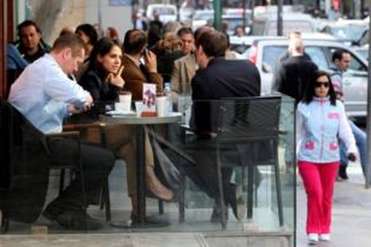 Beginilah suasana kafe di salah satu jalan utama di Beirut, Lebanon.