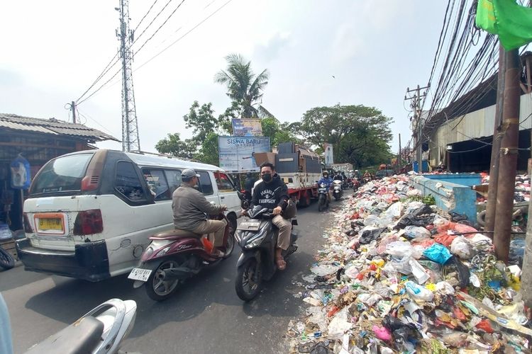Sampah-sampah di depan Pasar Rubuh, Petir, Ciponfoh, Tangerang, menumpuk di bahu Jalan KH Ahmad Dahlan pada Selasa (6/6/2023). Arus lalu lintas di jalan tersebut menjadi macet.