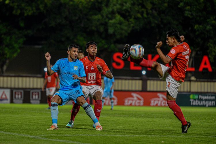 Laga pertama grup Y di babak 12 besar Liga 2 2023-2024 antara Malut United melawan Persela Lamongan yang berakhir dengan skor 0-0 di Stadion PTIK Jakarta Selatan, Minggu (7/1/2024) malam.