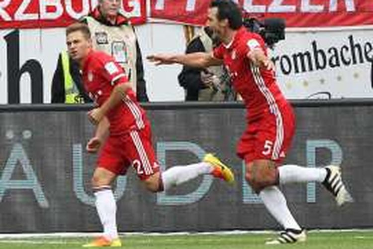 Mats Hummels berlari mengejar Joshua Kimmich yang sempat membawa Bayern Muenchen unggul terlebih dahulu atas Eintrach Frankfurt pada pertandingan Bundesliga, Sabtu (15/10/2016). 