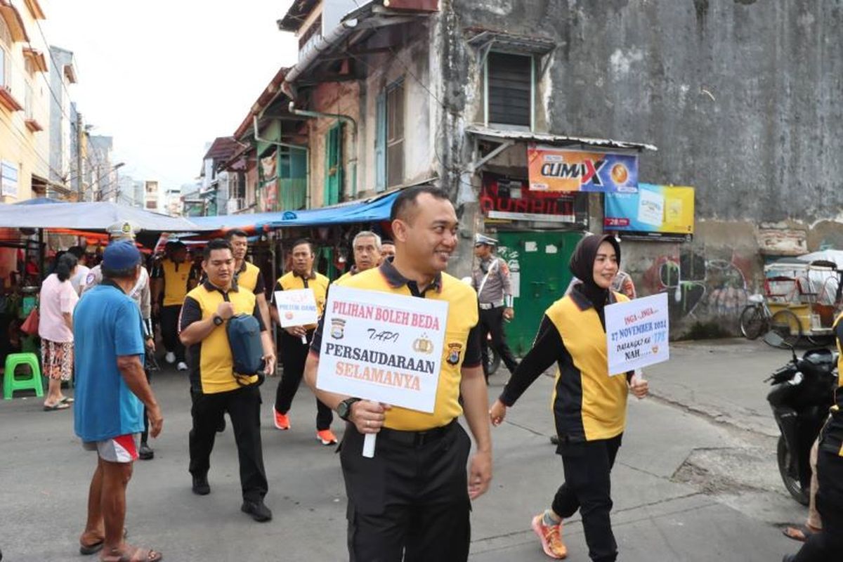 Kapolres Pelabuhan Makassar AKBP Restu Wijayanto bersama para personelnya berjalan kaki menyusuri lorong-lorong, hingga pasar-pasar tradisional di wilayah hukum Polres Pelabuhan Makassar, Rabu (14/11/2024).