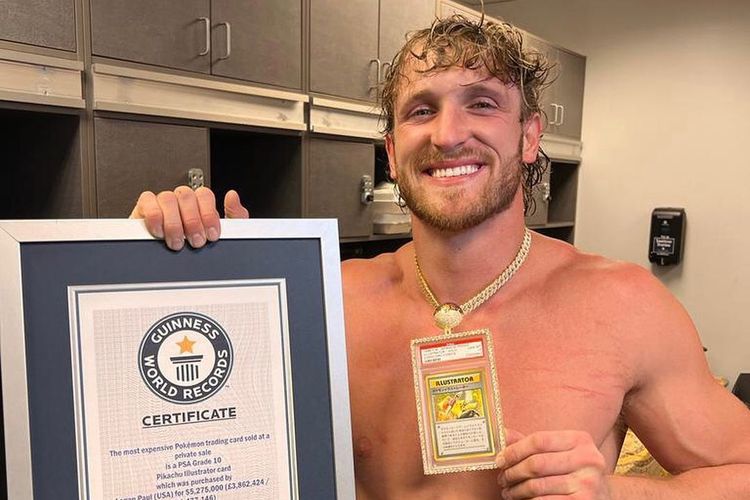 YouTuber Paul Logan menerima sertifikat rekor dari Guinness World Record di ajang WWE Wrestlemania, AT&T Stadium di Arlington Texas, Sabtu (2/4/2022).