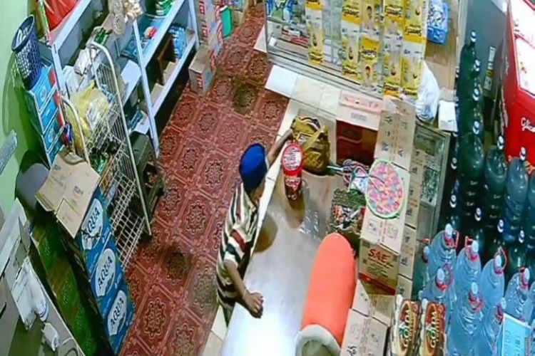 Rekaman kamera pengawas merekam pelaku mencuri ponsel korban di sebuah toko yang terletak di Jalan Ki Lemah Duwur, Bangkalan, Selasa (10/6/2025). 