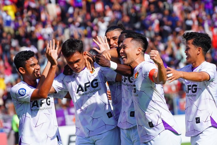Pemain Persik Kediri selebrasi seusai menjebol gawang Persija Jakarta pada pekan ke-30 Liga 1 2022-2023 yang berakhir dengan skor 2-0 di Stadion Brawijaya Kediri, Minggu (12/3/2023) sore.