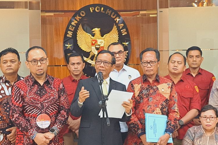 Menko Polhukam Mahfud MD memberikan keterangan pers terkait kasus transaksi mencurigakan senilai Rp 189 triliun di Kantor Kemenko Polhukam, Jakarta, Rabu (1/11/2023).