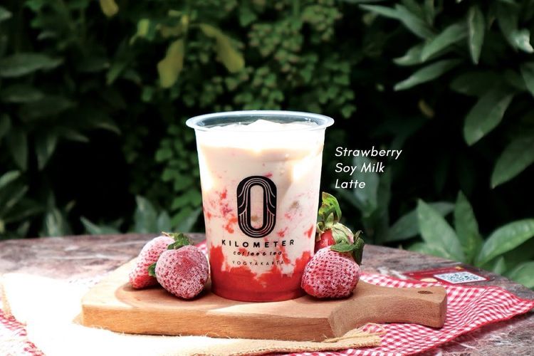 Menu Strawberry Soy Milk Latte di Nol Kilometer Coffee & Tea Yogyakarta