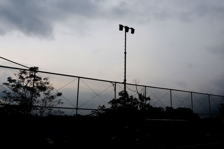 Lampu penerangan sebuah mini soccer, Maguwo Soccer Field dibangun untuk mendukung perkembangan sepak bola Indonesia yang di resmikan yang tarletak di Kecamatan Depok, Kabupaten Sleman, Yogyakarta, Selasa  (17/1/2023) sore. 