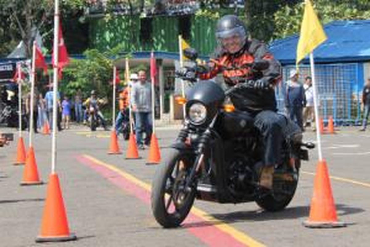 Pelatihan berkendara yang benar dan aman oleh Mabua Harley-Davidson untuk pemilik Harley-Davidson Street 500 di Sirkuit Gokart Sentul, Minggu (24/5/2015).