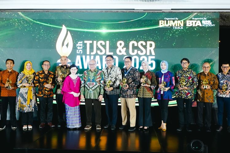 Corporate Secretary Waskita Karya Ermy Puspa Yunita melakukan foto bersama pada ajang TJSL dan CSR Awards 2025.