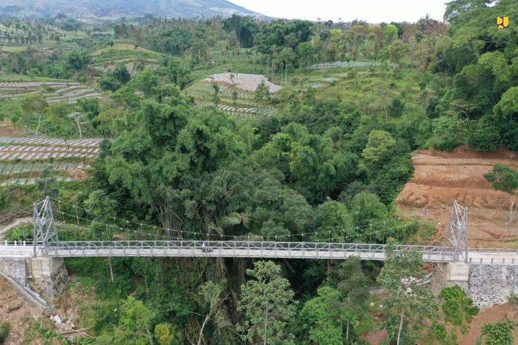Jembatan Gantung Banyusidi di Jawa Tengah 