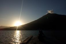 Mengejar Matahari Terbenam di Selat Gonzalu NTT