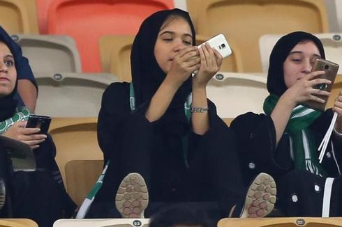 Pertama Kali, Perempuan Saudi Tonton Pertandingan Bola di Stadion
