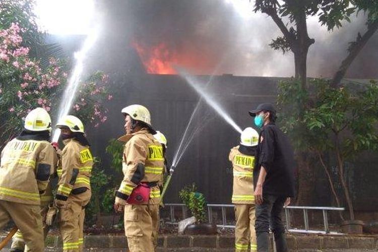 Petugas pemadam kebakaran menyemprotkan api saat berusaha memadamkan api ke area rumah yang terbakar di Jalan Gambang, RT 09 RW 01 Kelurahan Pejagalan, Penjaringan, Jakarta Utara, Senin (23/1/2023). 