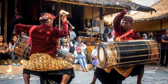 Penampilan kesenian Gendang Beleq di desa wisata Dusun Sasak, Sade, Rembitan , Pulau Lombok. 