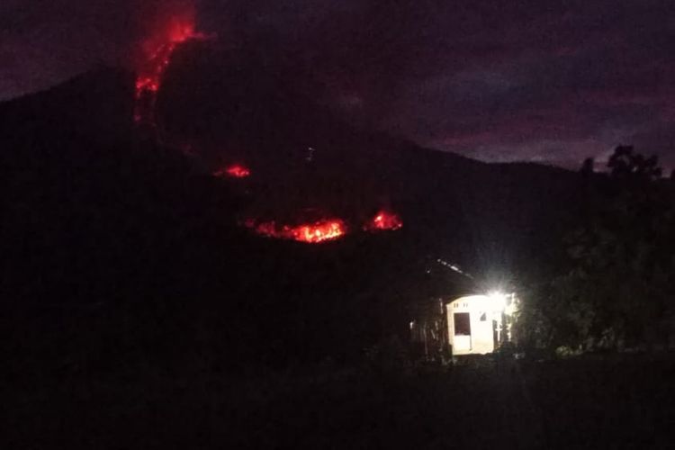 Aliran lava pijar Gunung Lewotobi Laki-laki kian mendekati pemukiman warga Desa Nurabelen, Kecamatan Ile Bura pada Rabu (17/1/2014) malam