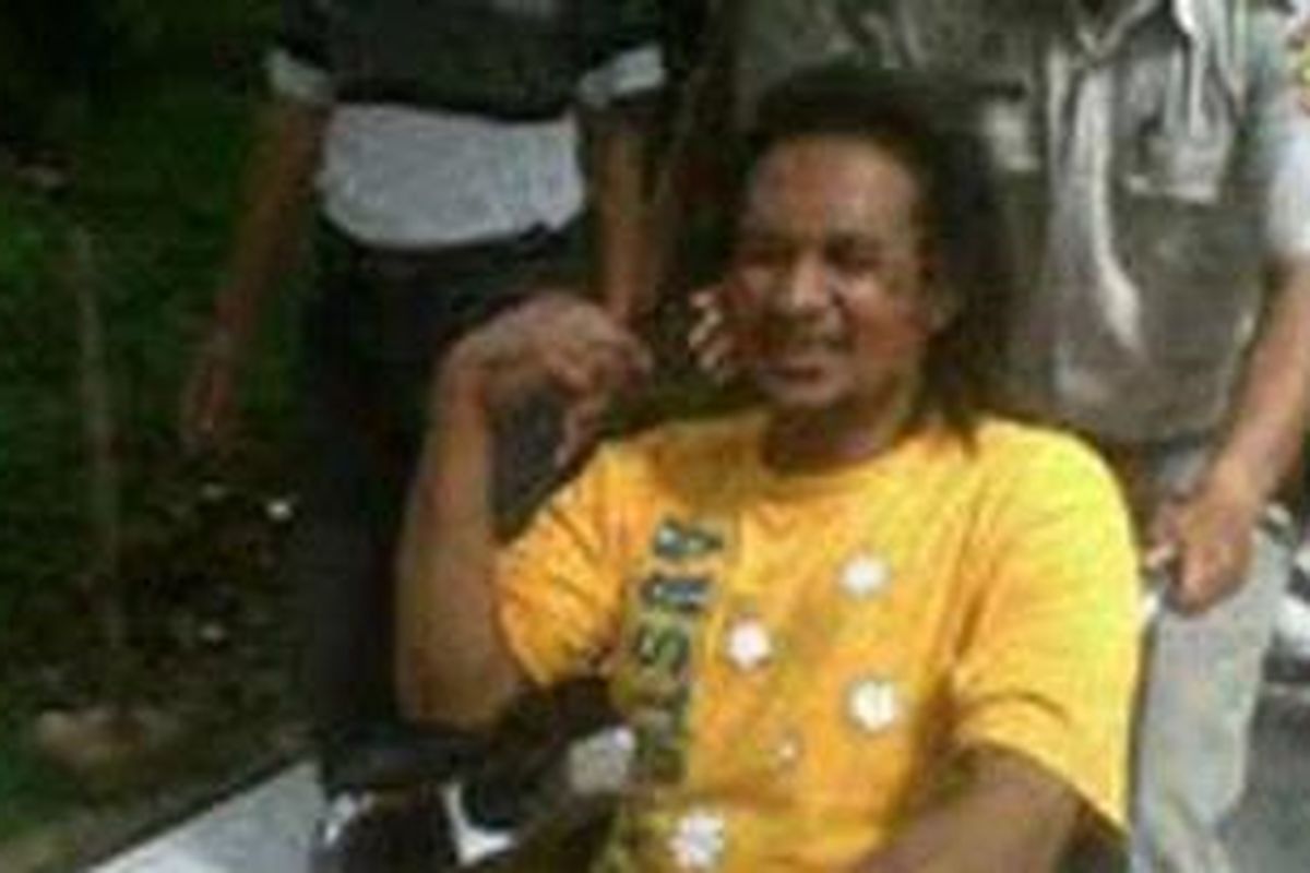 John Refra Kei, tersangka kasus pembunuhan bos PT Sanex Steel Indonesia, Tan Harry Tantono alias Ayung (45), menjalani ronsen di ruang ronsen Rumah Sakit RS Soekanto (Polri), Kramat Jati, Jakarta Timur, Senin (5/3/2012), untuk mengetahui perkembangan. kesehatannya. 