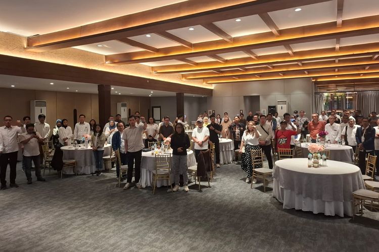 Buka Puasa Bersama (Bukber) Alumni Filsafat Universitas Gadjah Mada di Aroem Resto & Ballroom, Jakarta, Sabtu (28/1/2026) malam, diselingi dengan doa bersama dan menyanyikan lagu Darah Juang ciptaan almuni Flsafata 1986 John Tobing.