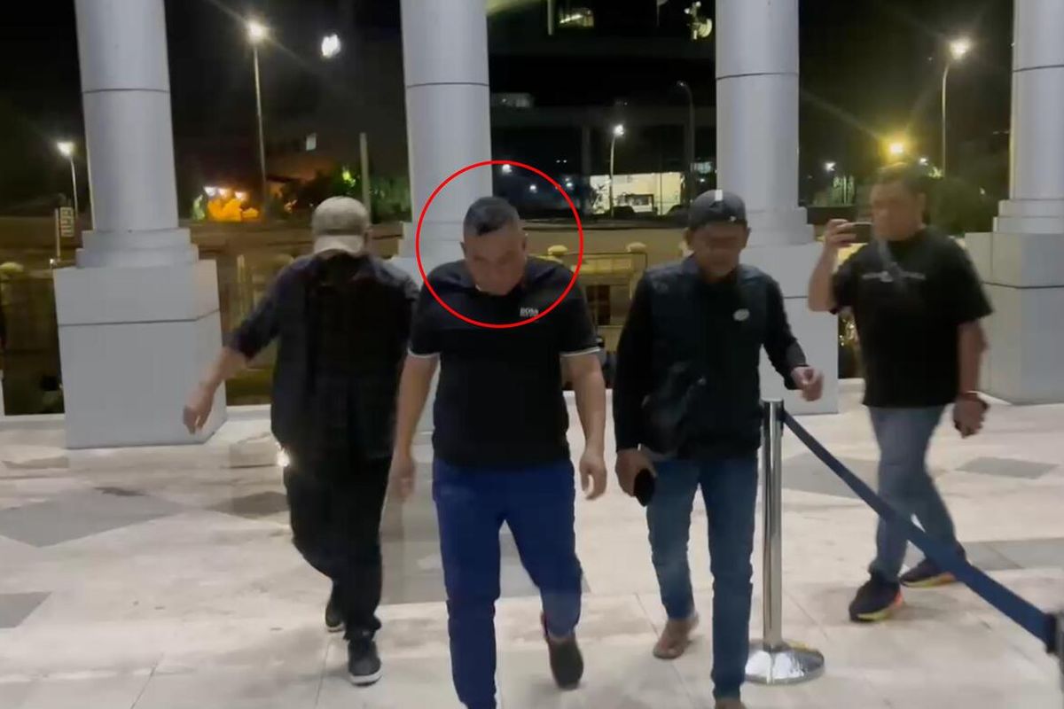 DPO kasus tindak pidana korupsi Muh Nasri yang dibawa petugas Kejati Sulsel usai diamankan di kediamannya dan diperiksa ke kantor Kejati Sulsel, Jalan Urip Sumiharjo, Kota Makassar, Sulsel, Kamis (3/7/2025).