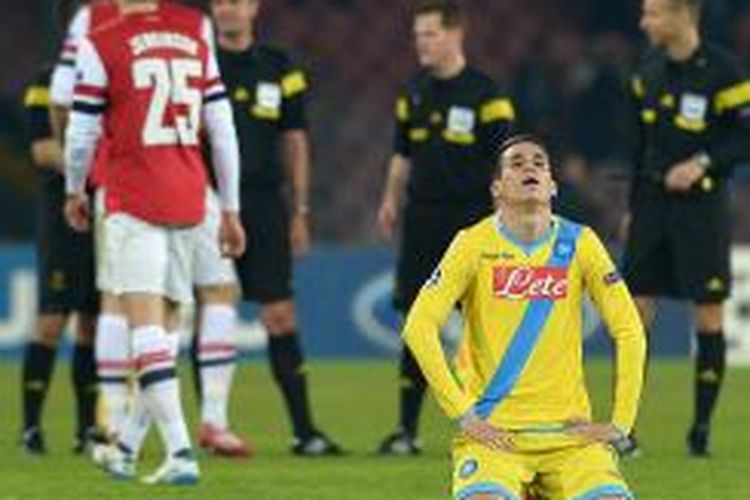 Ekspresi penyerang Napoli Jose Maria Callejon setelah melakoni pertandingan keenam Grup F Liga Champions melawan Arsenal, di San Paolo, Naples, Rabu (11/12/2013). Napoli memenangi laga itu dengan skor 2-0, tetapi tersingkir karena kalah selisih gol dari Arsenal.