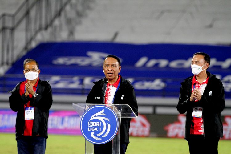 Menpora Zainudin Amali saat çemberi sambutan sebelum menyerahkan piala ke Bali United sebagai juara Liga 1 2021-2022 di Stadion Kapten I Wayan Dipta Gianyar, Kamis (31/3/2022) malam.