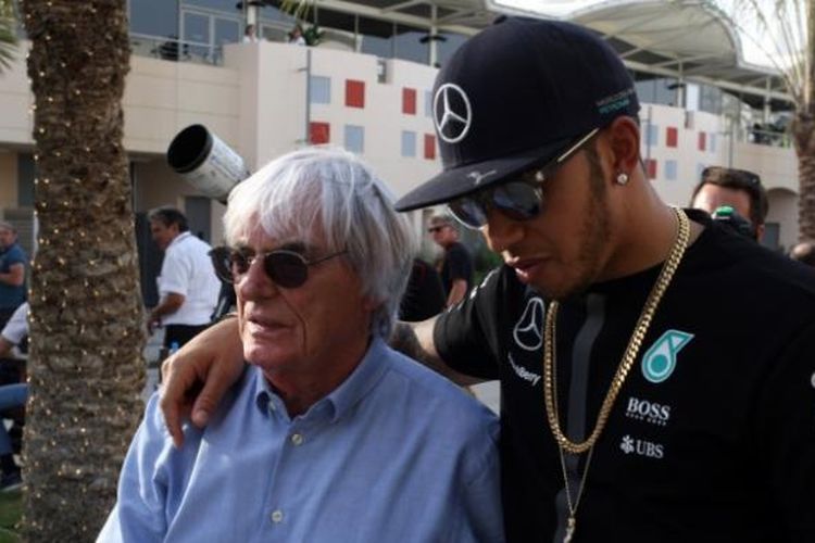 Bos Formula 1, Bernie Ecclestone (kiri), dan pebalap Mercedes asal Inggris, Lewis Hamilton.