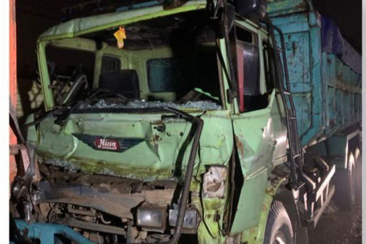 Akibat kecelakaan beruntun buntut ekskavator tergelincir dari truk di Jonggol Bogor, 5 orang luka