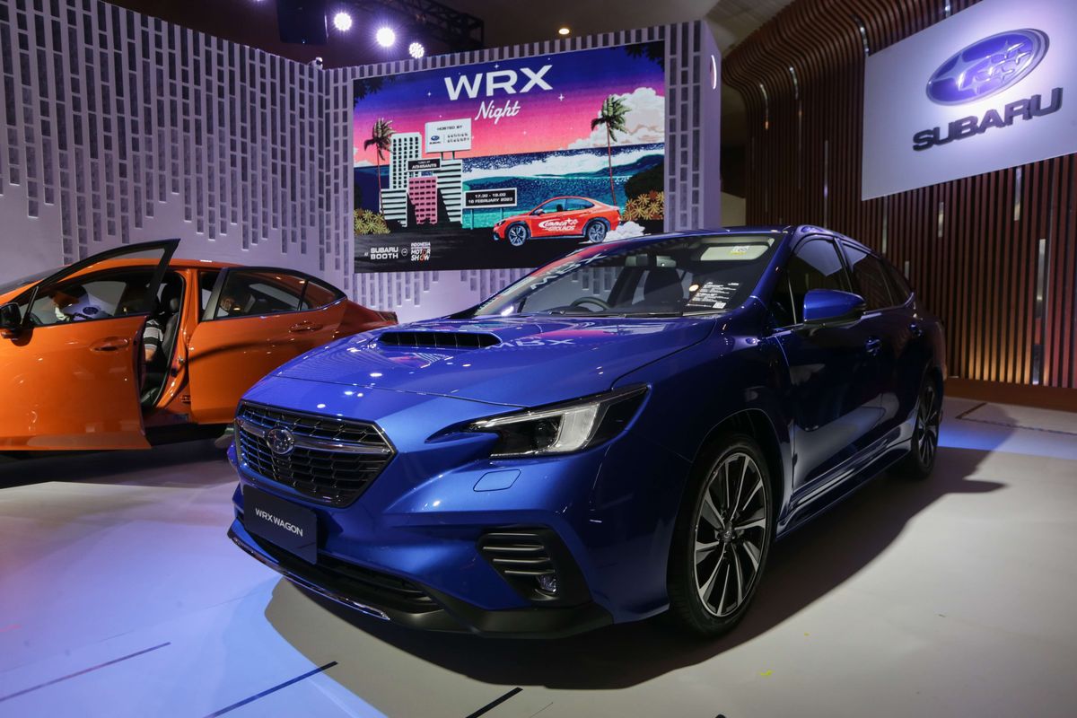Subaru WRX Wagon generasi lima resmi diluncurkan di ajang Indonesia International Motor Show (IIMS) 2023 di JIExpo, Kemayoran, Jakarta Pusat, Kamis (16/2/2023). Ada dua varian yang dimunculkan, yakni Subaru WRX Sedan dan Subaru WRX Wagon. Keduanya tampil dengan desain yang sama-sama agresif dengan tetap membawa hood scoop khas Subaru WRX.