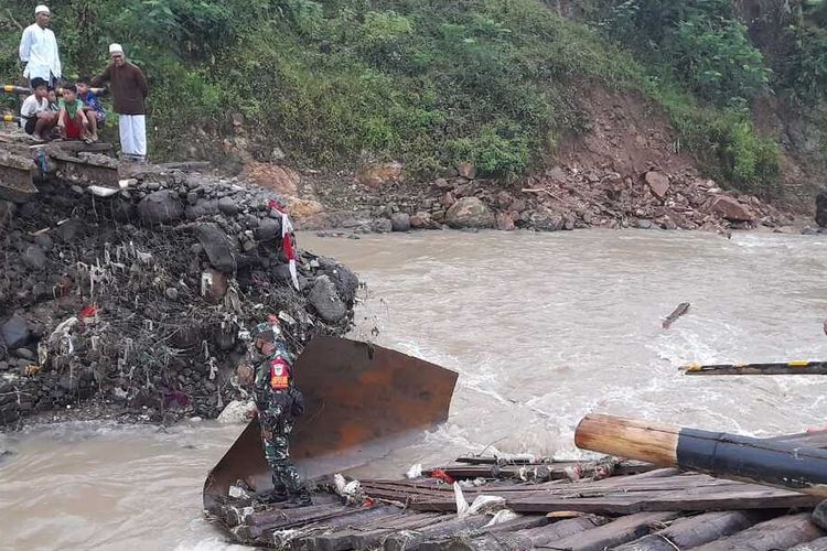 Banjir merendam ratusan rumah dan jembatan putus di Kabupaten Lebak, Banten, Selasa (10/8/2021).