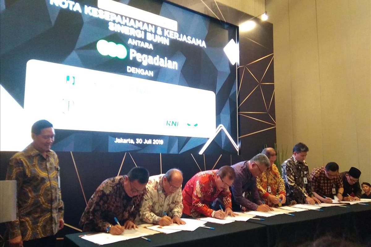 Direktur Utama PT Pegadaian Kuswiyoto dan Direktur 8 BUMN dalam penandatanganan Mou di Jakarta, Selasa (30/7/2019).