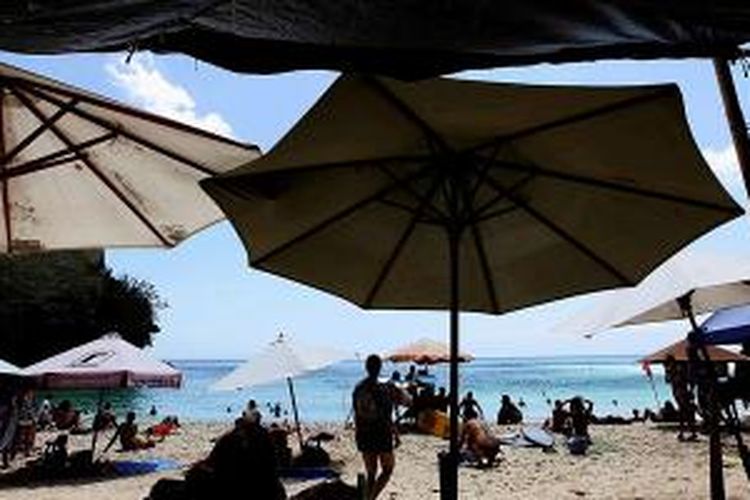 Wisatawan asing berkunjung ke Pantai Padang Padang, Uluwatu, Bali. Pantai ini banyak dikunjungi wisatawan asing karena selain pantainya bersih dan indah, juga digunakan untuk berselancar.
