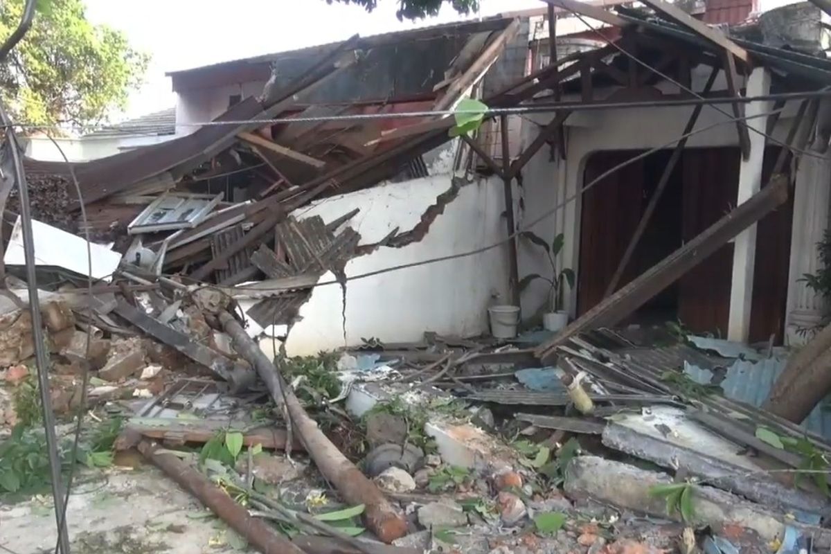 Kecelakaan lalu lintas (laka lantas) terjadi di Jalan Raya Robusta, Pondok Kopi, Duren Sawit, Jakarta Timur, Rabu (4/8/2021) dini hari. Dump truck menabrak dua rumah milik warga akibat tidak kuat menanjak.