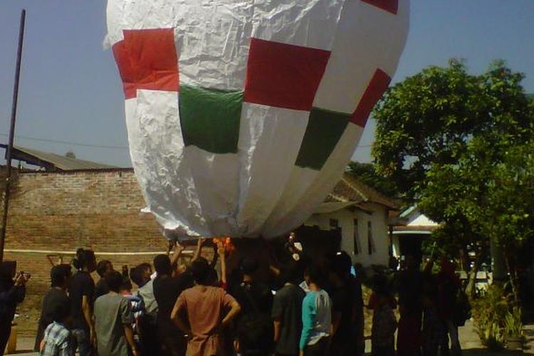 Warga Kauman, Desa Payaman, Kecamatan Secang, Kabupaten Magelang menerbangkan balon untuk menyemarakkan lebaran ketupat, Jumat (24/7/2015).