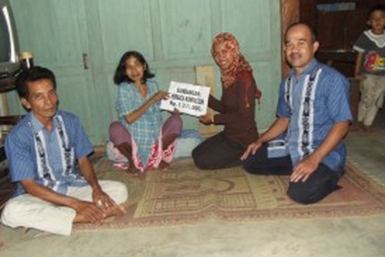 Tasminati (dua dari kiri), menerima sumbangan dari pembaca kompas.com di kediamannya di Dusun Sabrang Margoyoso Salaman Kabupaten Magelang. Penyerahan didampingi Kepala Dusun setempat, Zarkoni dan Sekretaris Pemdes, Marjan Triyono, Sabtu (29/6/2013).