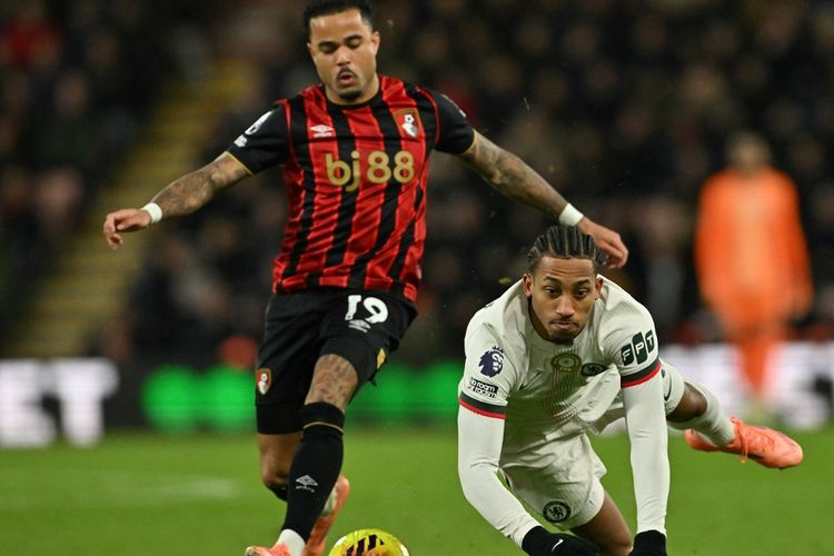 Penyerang Bournemouth asal Belanda #19 Justin Kluivert (kiri) berebut bola dengan penyerang Chelsea asal Brasil #20 Joao Pedro dalam pertandingan Liga Inggris antara Bournemouth dan Chelsea di Stadion Vitality di Bournemouth, Inggris selatan pada 6 Desember 2025.