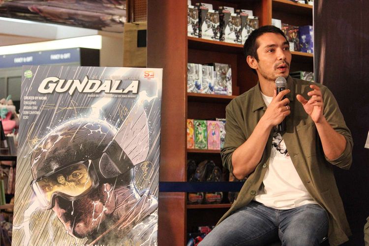 Abimana Aryasatya menghadiri acara peluncuran komik Gundala  Destiny The official Movie Adaptation -English Edition di Kinokuniya, Plaza Senayan, Jakarta Sabtu (1/2/2020).