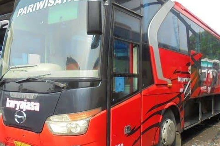 Bodi bus Legacy buatan Karoseri Laksana 