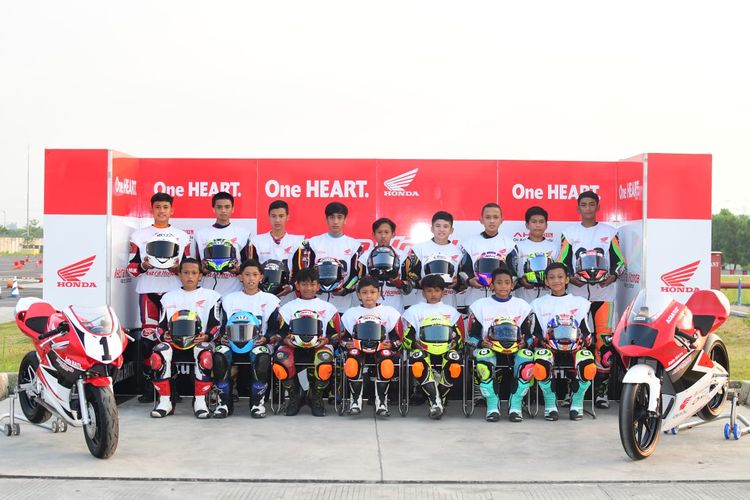 Astra Honda Racing School (AHRS) berhasil menyring 16 pebalap muda untuk mengikuti program AHRS 2022.
