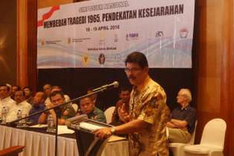 Letnan Jenderal Purnawirawan Sintong Panjaitan angkat bicara sebagai pelaku sejarah dalam Simposium Nasional Membedah Tragedi 1965, di Jakarta, Senin (18/4/2016). Sintong membantah bahwa terdapat 100.000 korban jiwa akibat operasi yang ia lakukan di daerah Jawa Tengah.