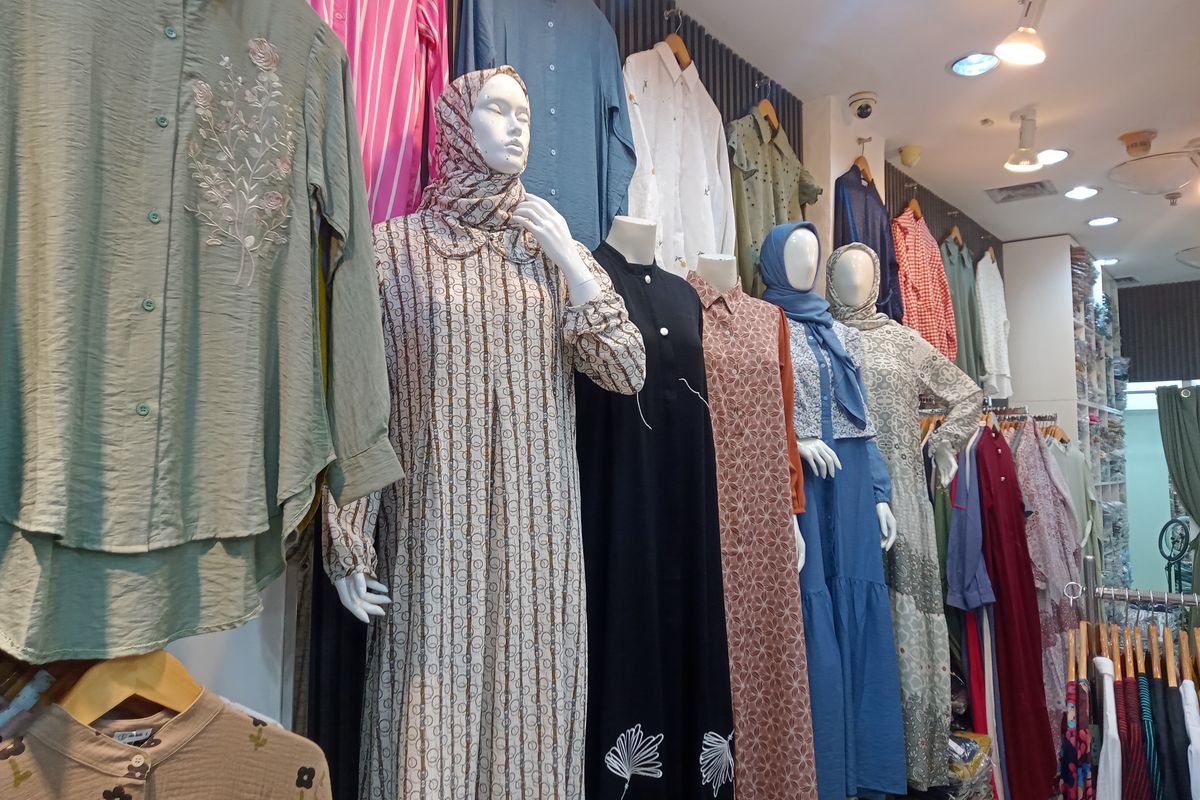 Koleksi fesyen muslim di Toko Molek Indonesia yang berlokasi di lantai 1 ITC Kuningan, Jakarta Selatan.