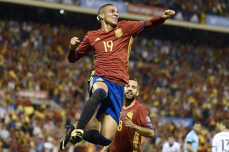 Striker Spanyol, Rodrigo Moreno, melakukan selebrasi setelah mencetak gol ke gawang Albania dalam pertandingan Kualifikasi Piala Dunia 2018 di Stadion Jose Rico Perez, Alicante, Jumat (6/10/2017).
