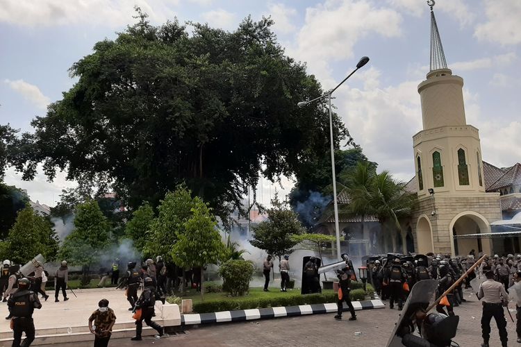 Polisi saat menembakan gas air mata menghalau massa dari Kantor DPRD DIY.