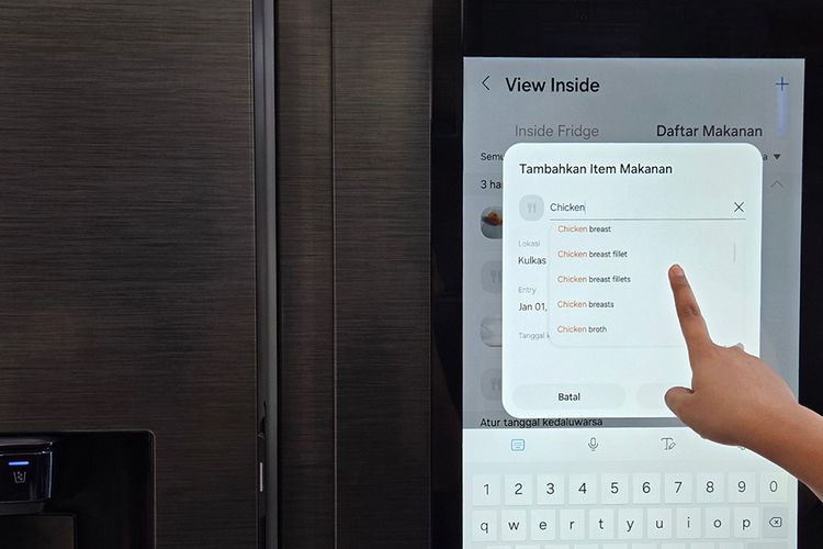 Ilustrasi penggunaan fitur View Inside di kulkas Samsung Bespoke AI