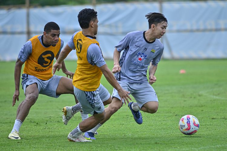 Persib Bandung resmi meminjamkan gelandang mudanya Adzikry Fadlillah ke Persijap Jepara selama musim Liga 1 2025-2026. 