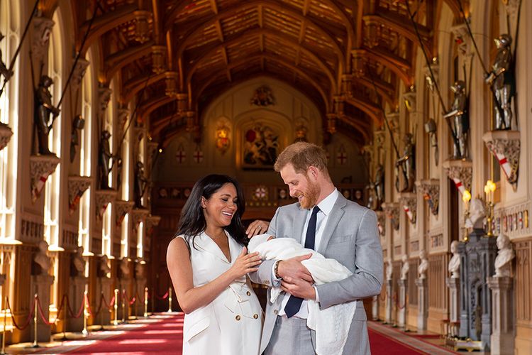 Pangeran Harry dan Meghan Markle memperkenalkan anak pertama mereka ke publik di St Georges Hall, Windsor Castle, London, Rabu (8/5/2019) waktu setempat. Anak yang mereka beri nama Archie Harrison Mountbatten-Windsor itu berada di urutan ketujuh suksesi kerajaan Inggris.