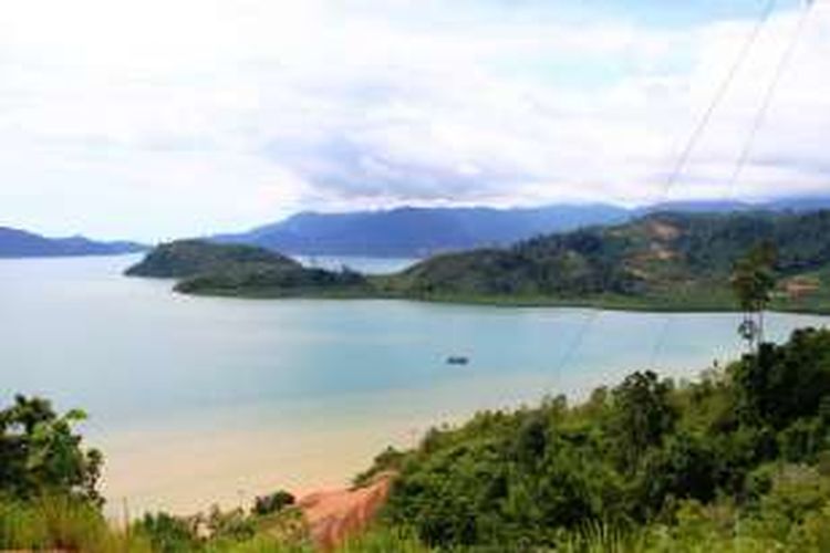 Pemandangan mandeh yang terlihat dari Bukit Panorama Satu, barisan kepulauan yang ada di kawasan Mandeh terlihat jelas dikelilingi birunya laut dan hilir mudik boat wisatawan.