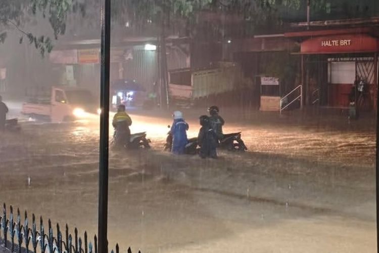 Sempat Hilang Terseret Arus Banjir di KIC, Remaja Perempuan Semarang Ditemukan Tewas